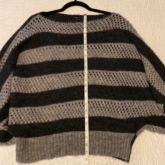 Flowy, balloon sleeve, open weave, acrylic wool blend sweater. - Picture 4 of 5